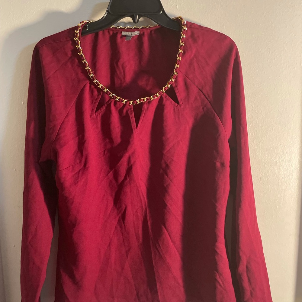 Burgundy Top with Gold Chain Braid Around the Rim. Size Large.